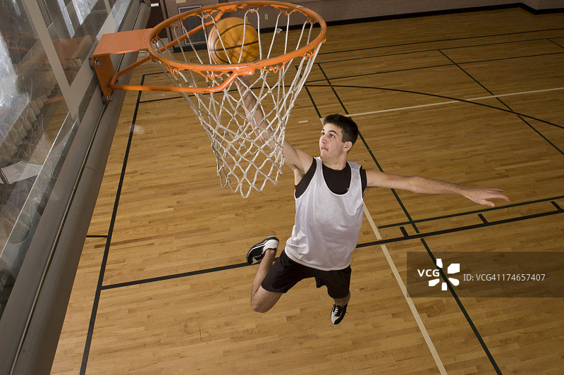 篮球运动员在试图得分时跳起来图片素材