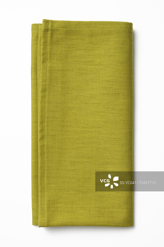 在白色背景上折叠的绿色餐巾的孤立镜头图片素材