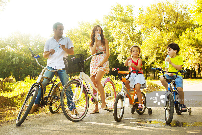 快乐家庭户外骑自行车图片素材