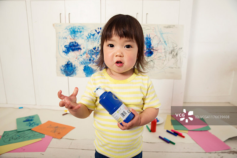 抱着油漆瓶的小女孩图片素材
