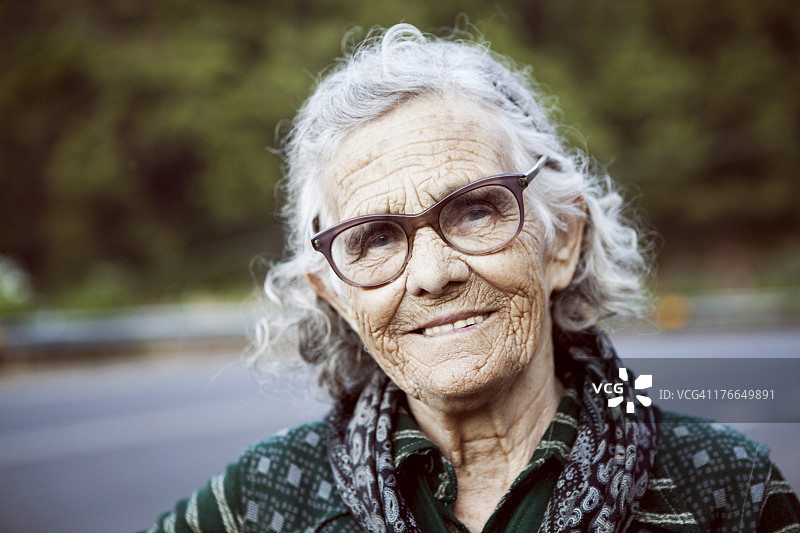 一位年长女性的肖像图片素材