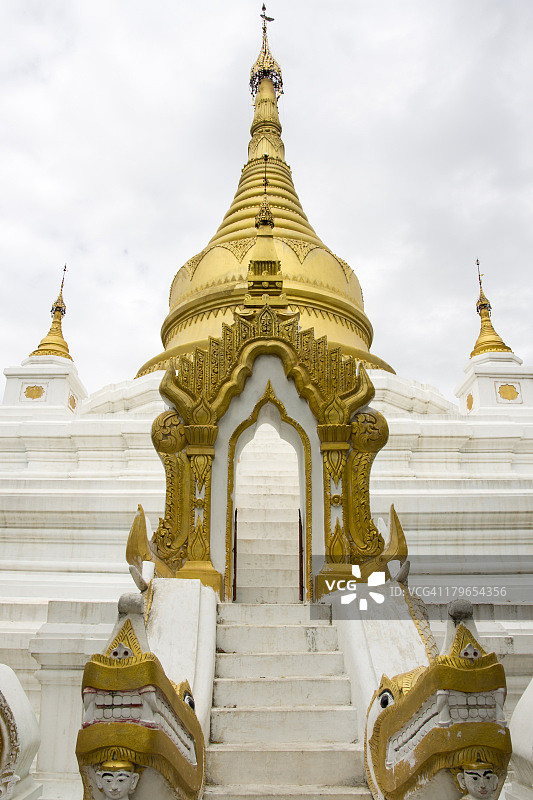 有一座金色佛塔的白色佛教寺庙图片素材