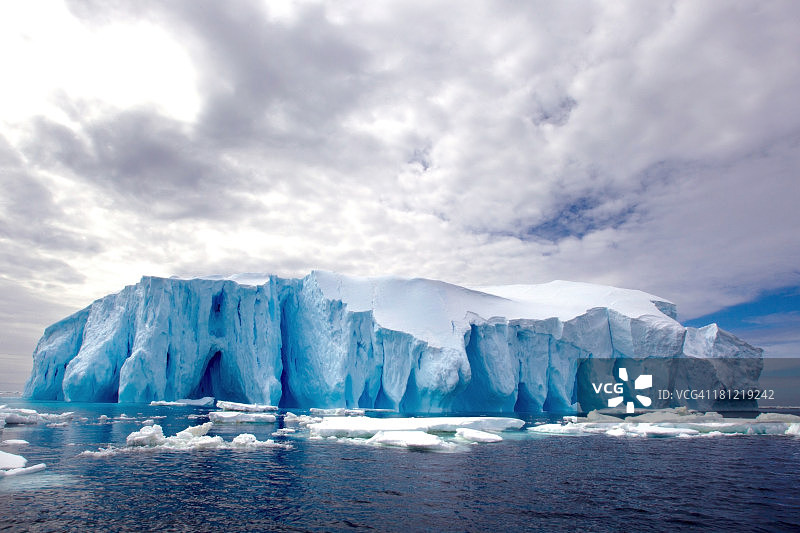 冰山，南极东部以北180英里处的南大洋浮冰图片素材