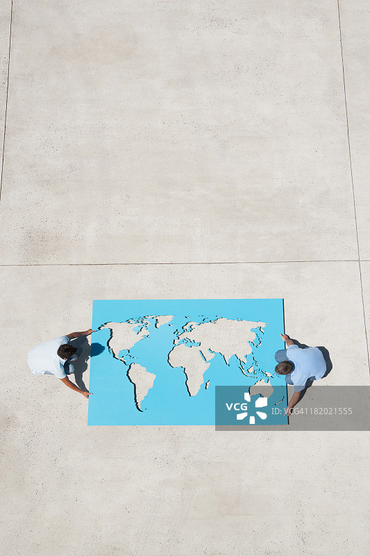 两个人在户外拿着世界地图图片素材