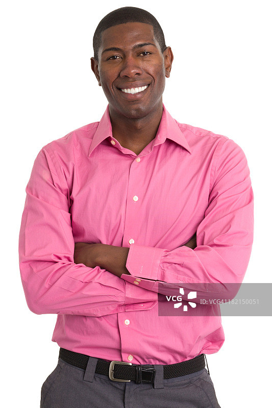 穿着粉红色衬衫，双臂交叉的快乐男人图片素材