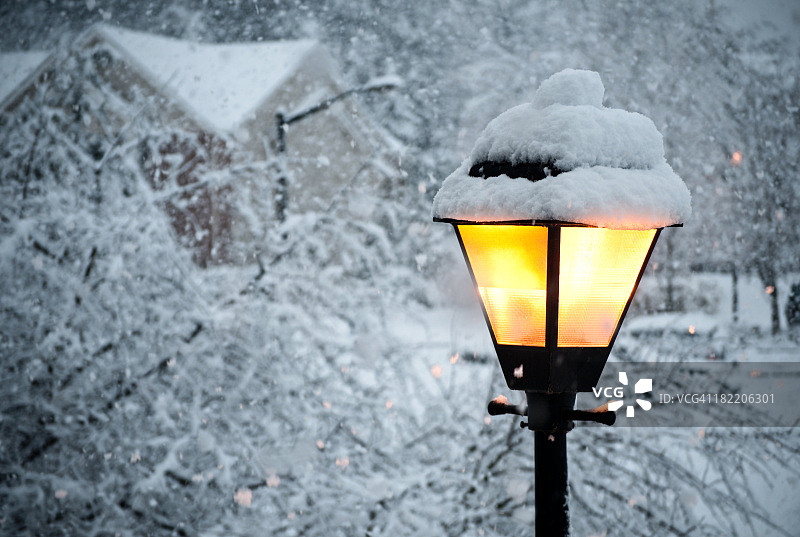 灯在雪图片素材