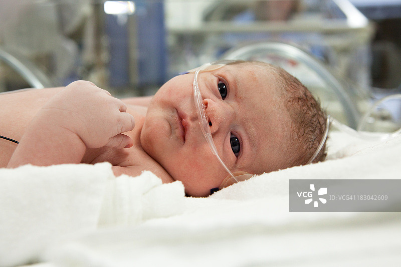背景是医院和静脉输液的新生儿图片素材