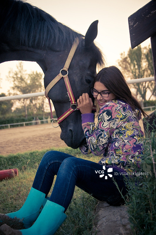 马和女孩图片素材
