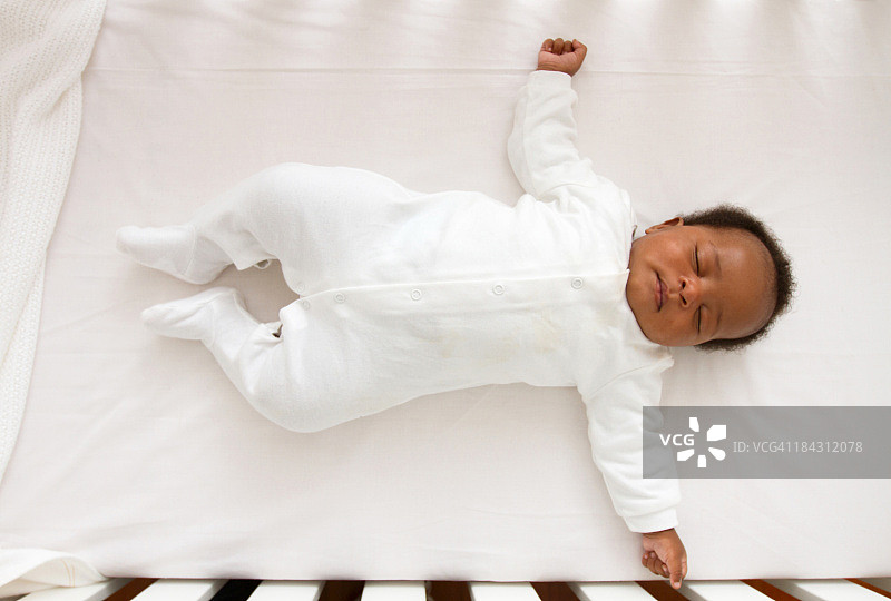 南非开普敦婴儿床上的非洲婴儿图片素材
