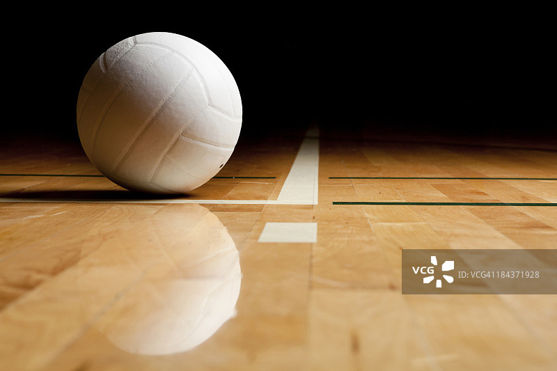 木地板上的排球和倒影图片素材