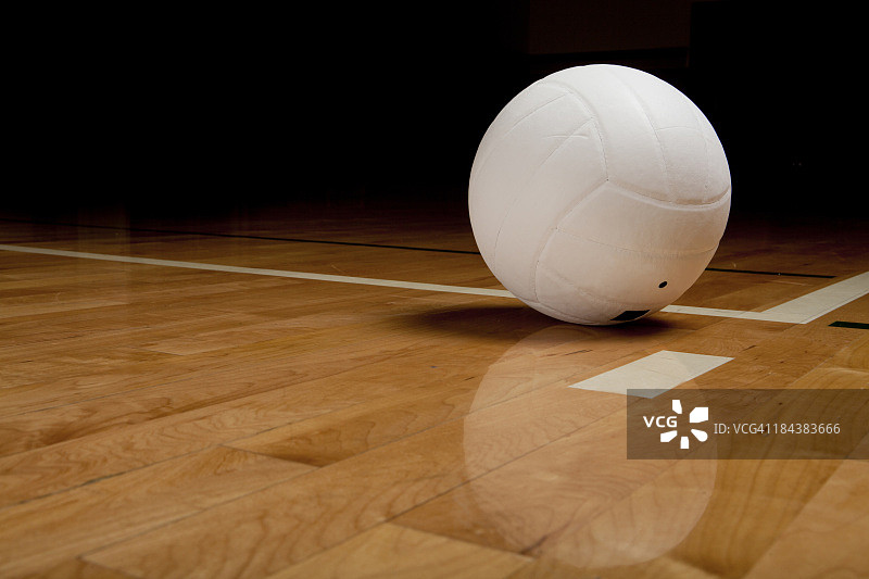 硬木地板上的白色排球图片素材