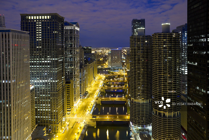 芝加哥-鸟瞰图的市中心和河流在黎明图片素材