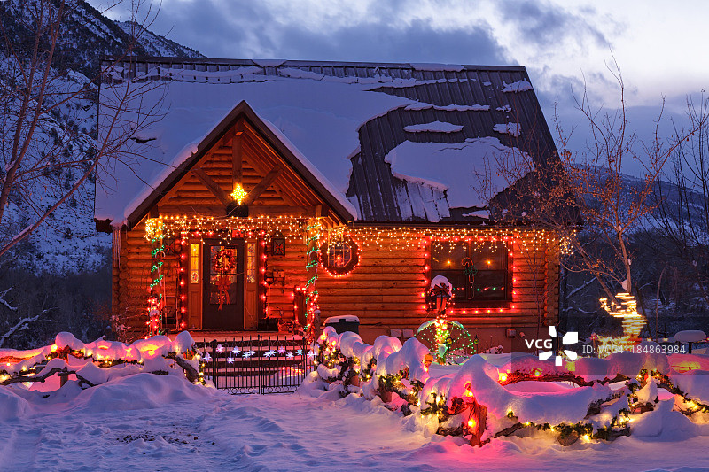 挂圣诞彩灯的房子图片素材