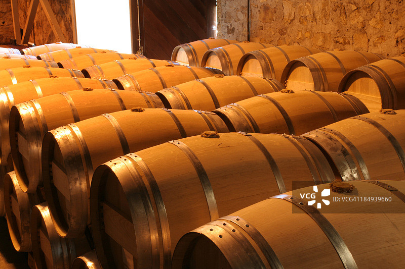 加州纳帕谷酒庄酒窖中的橡木酒桶图片素材