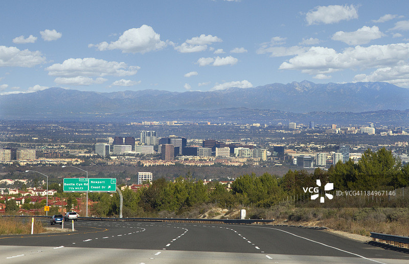 加州奥兰治县高速公路和城市全景图图片素材