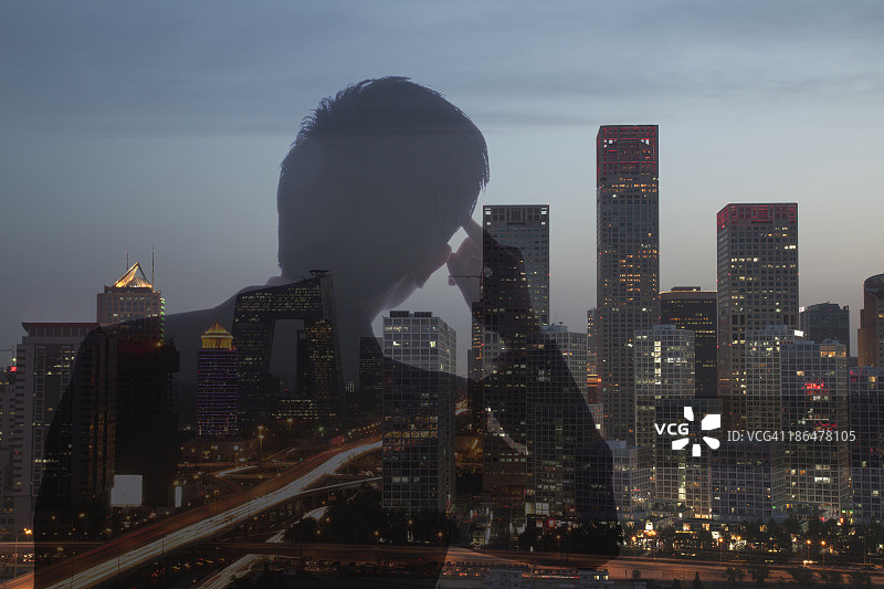 青年商人与中国北京城市景观的双重曝光图片素材