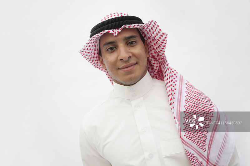 身着传统阿拉伯服装的微笑少年的肖像，工作室拍摄图片素材