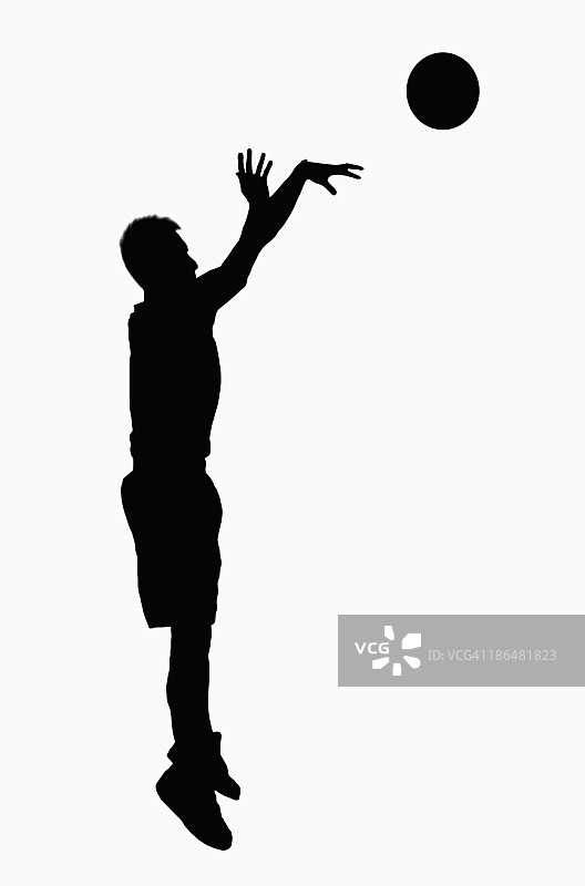 篮球运动员跳跃的剪影。图片素材