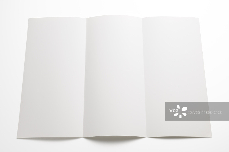 白色背景上的空白小册子的孤立镜头图片素材