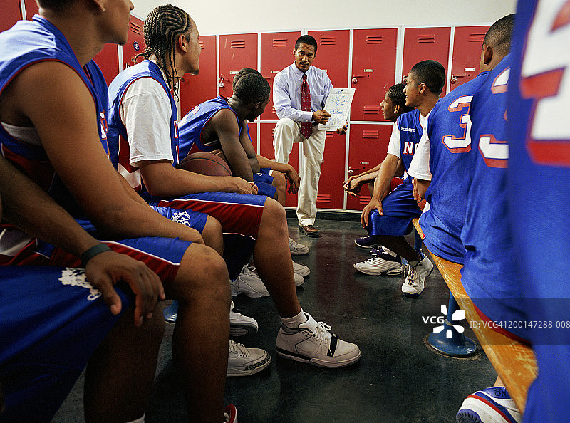 青少年篮球运动员(16-18岁)与教练在更衣室图片素材