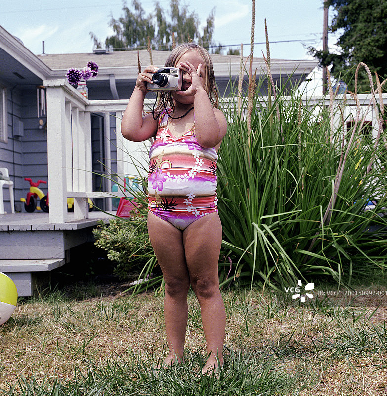 女孩(2-4)在后院拍照图片素材