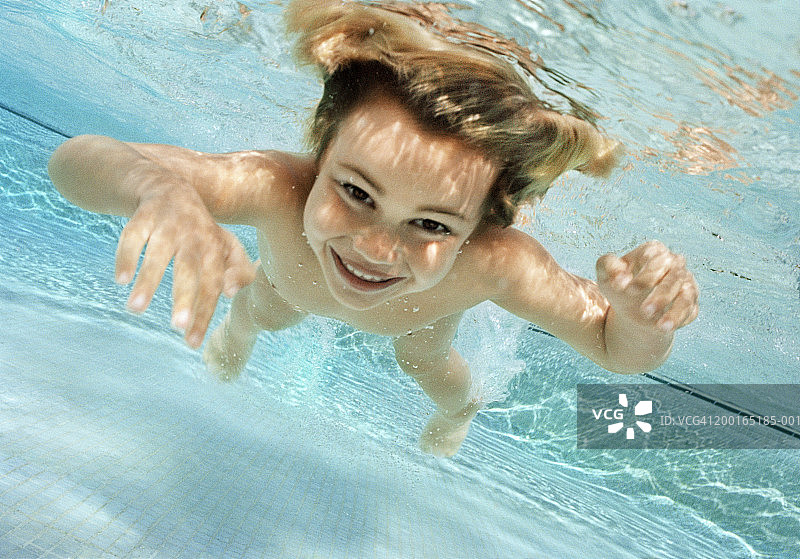 男孩(5-7岁)在水下游泳，肖像，水下风景图片素材