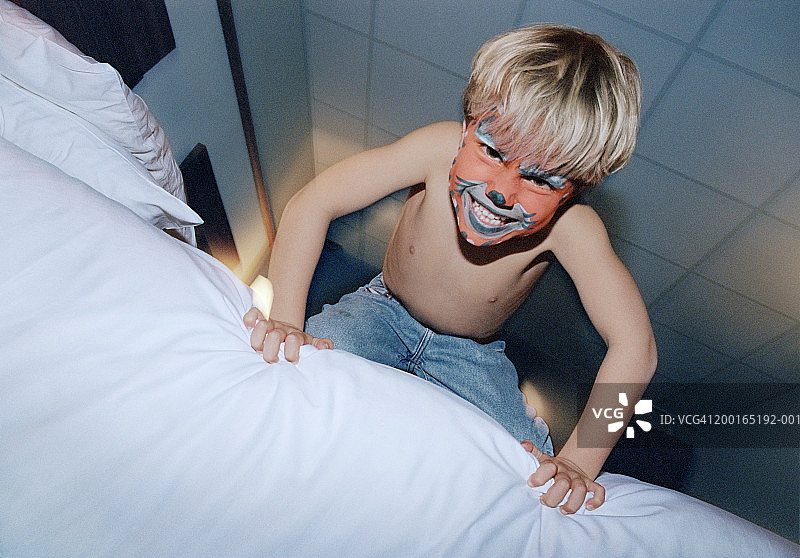 男孩(5-7岁)，面带微笑，肖像，低角度视角图片素材