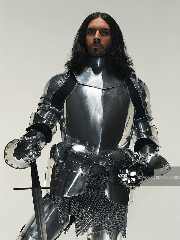 身穿盔甲，手持利剑的男子图片素材