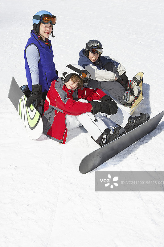 一群孩子(12-14岁)在滑雪坡上拿着滑雪板，肖像图片素材