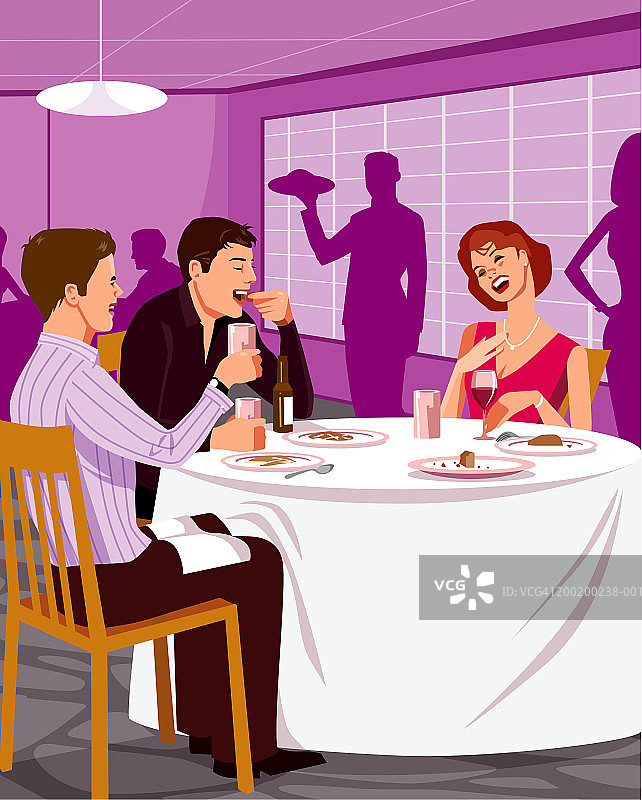 三个成年人在餐厅吃饭，面带微笑图片素材