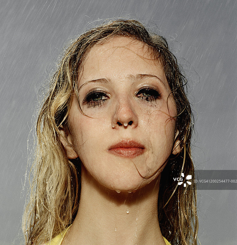 一个女人站在雨中，涂着睫毛膏，肖像，特写图片素材