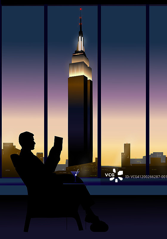 商人在椅子上放松，城市天际线的背景，黄昏图片素材