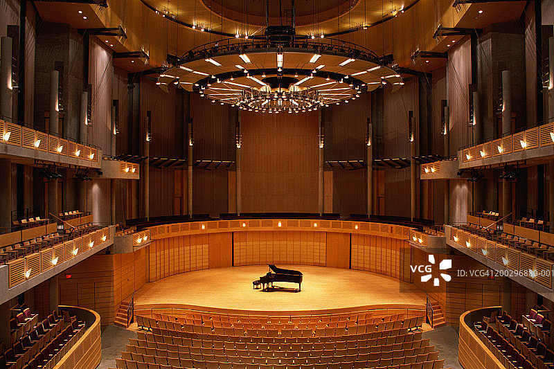空荡的剧院内部，中央舞台有钢琴，居高临下图片素材