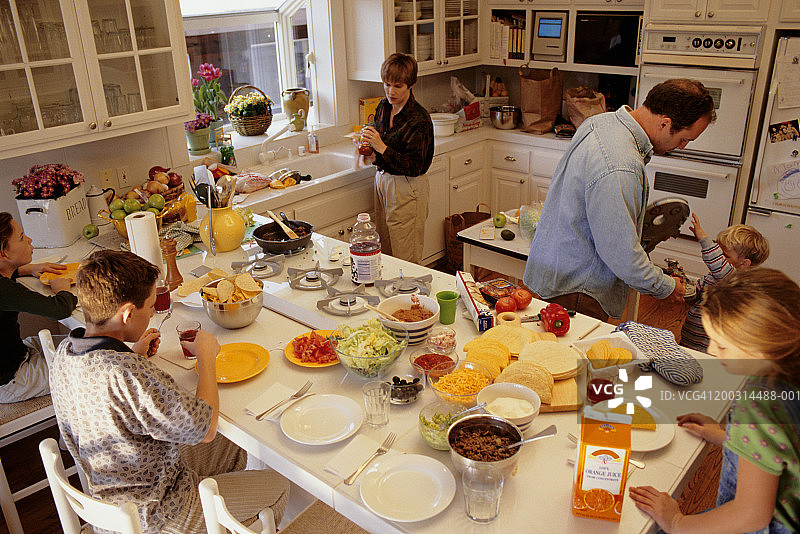 大家庭在厨房早上，，高的视野图片素材