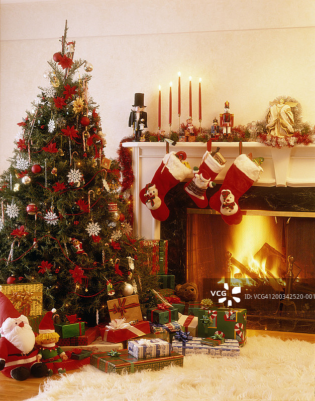 装饰圣诞树，包装礼物，壁炉里的火图片素材