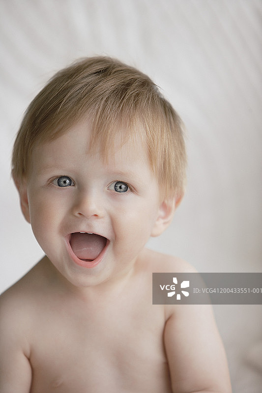男婴(10-14个月)张着嘴，特写图片素材