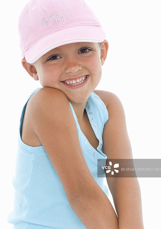 女孩(4-6)戴着帽子，微笑着，肖像图片素材