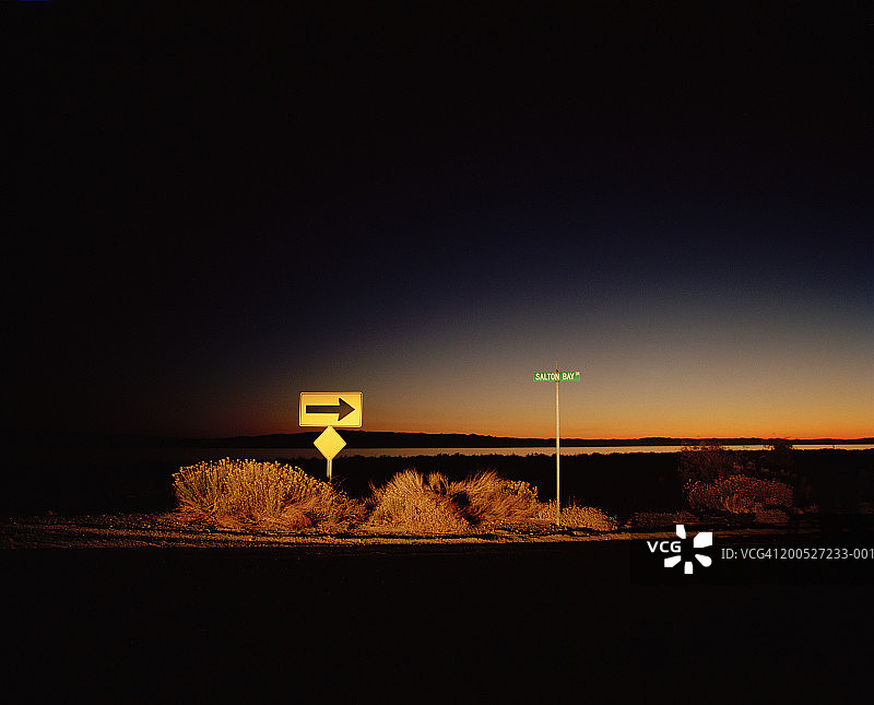 日出时被照亮的街道标志图片素材