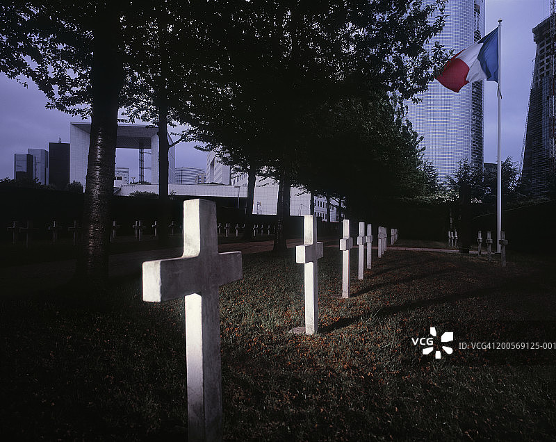 法国，巴黎，拉德芳斯商业区的公墓图片素材
