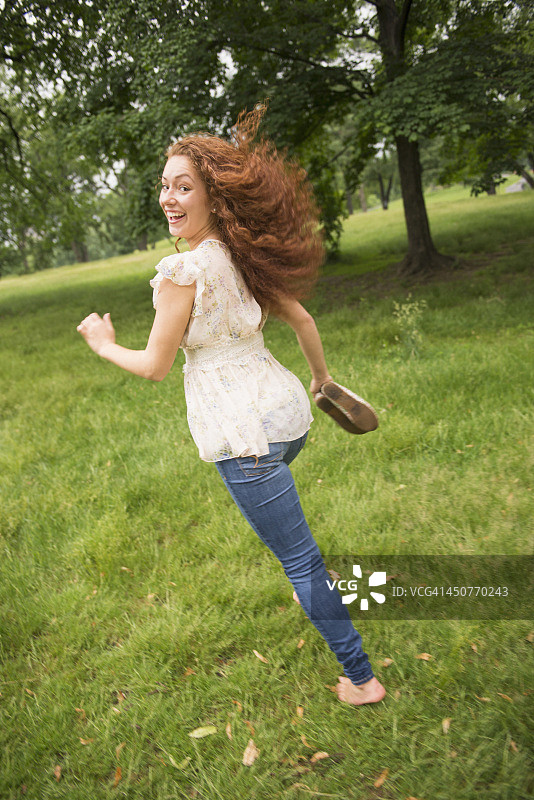 年轻女子在公园里跑步图片素材