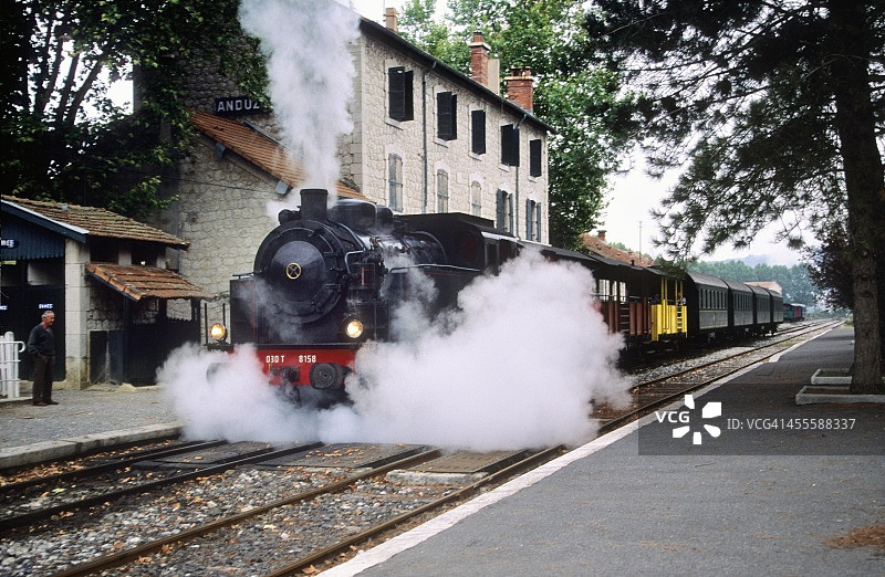 连接Anduze和Saint Jean du Gard的旧火车图片素材