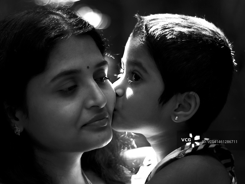 一个印度母亲和孩子的肖像图片素材