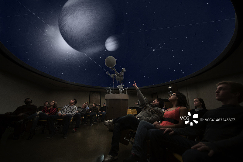 学生们在天文馆观看行星图片素材