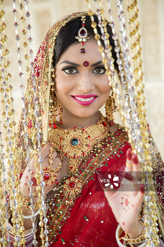 穿着传统婚纱的美丽印度新娘图片素材