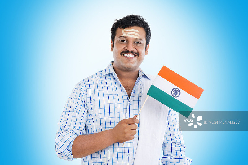 一个举着印度国旗的男人的肖像图片素材