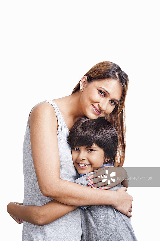一个女人抱着她儿子的肖像图片素材