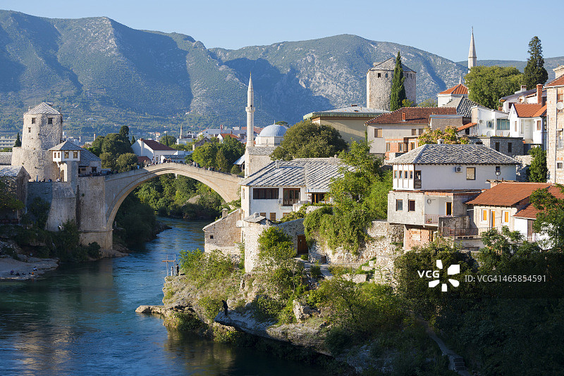 波斯尼亚和黑塞哥维那莫斯塔尔内雷特瓦河上的旧桥图片素材