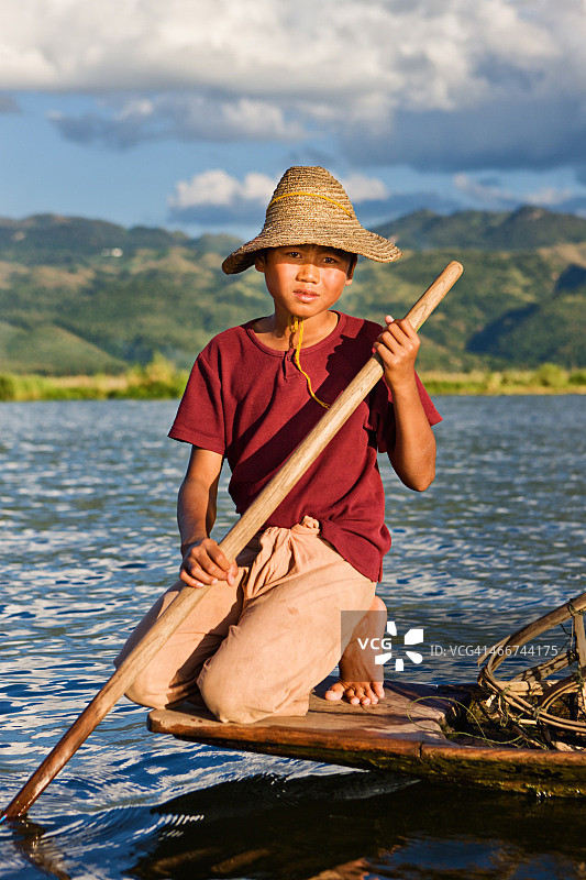 缅甸茵莱湖上的年轻渔夫图片素材