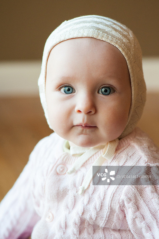一个有着深情蓝眼睛的小女孩的肖像图片素材