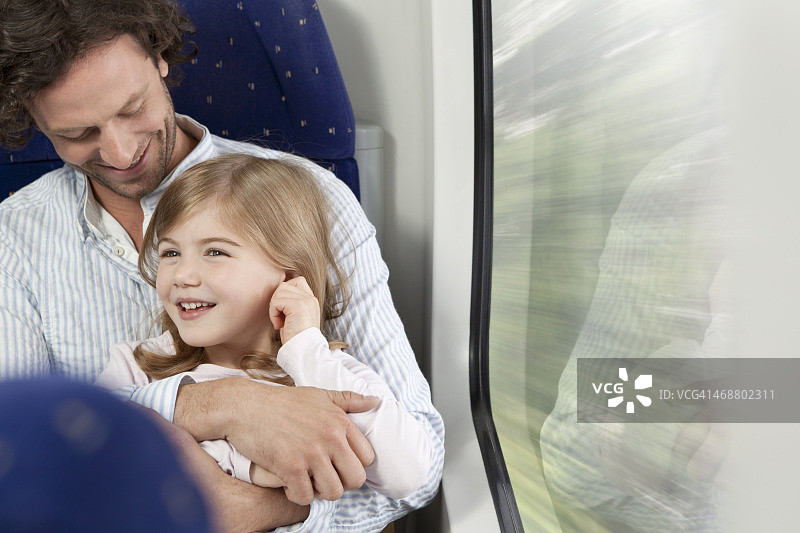 父亲和女儿在火车上图片素材